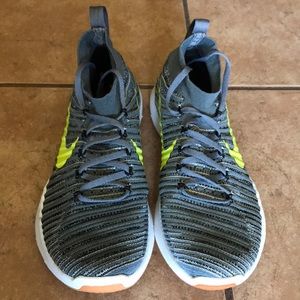 I’m selling a pair of Nike knit training shoes